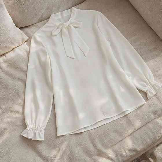 Жіночий стильний повсякденний костюм-двійка з брошкою 44/46 Одеса