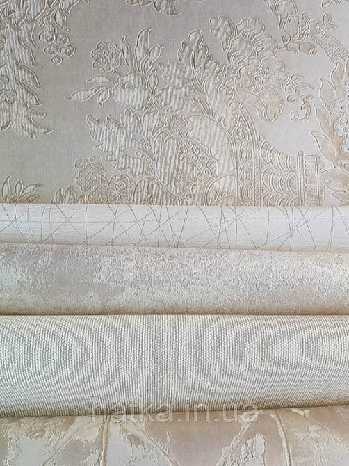 Шпалери вінілові на флізелін Sirpi Alta gamma Sempre 3 вензелі великі коричневі з золотом фон кава з молоком Київ - фото 2