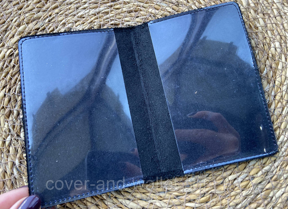 Обкладинка для паспорта з вінтажної шкіри чорного кольору ST Leather Київ - фото 4