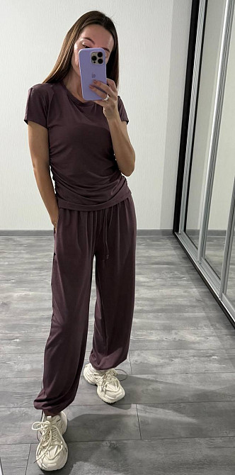 Жіночий прогулянковий оверсайз костюм-двійка: футболка та штани віскоза Шоколад Одеса - фото 3