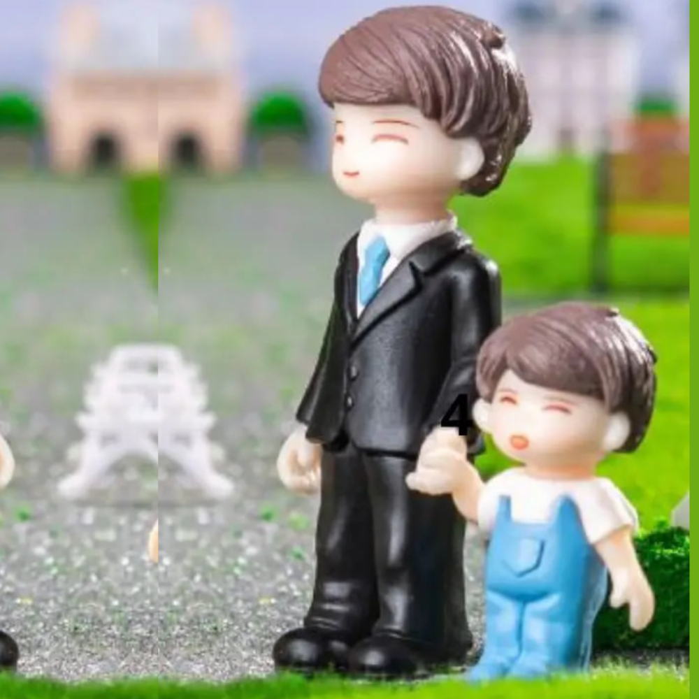 Фигурка Папа с сыном для мини-сада, флорариума, микроландшафта, макета Тато у Чорний костюм тримає сина за руку Одесса - изображение 1