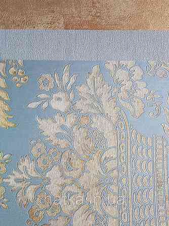 Шпалери вінілові на флізелін Sirpi Alta gamma Sempre 3 вензелі великі структурні золотисті на бірюзовому тлі Київ