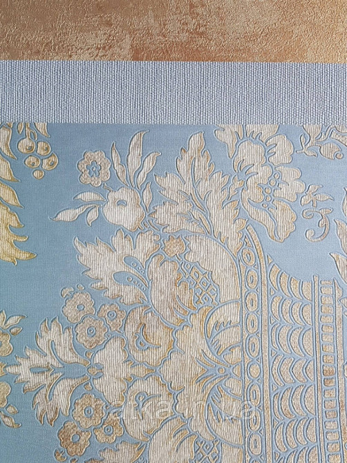 Шпалери вінілові на флізелін Sirpi Alta gamma Sempre 3 вензелі великі структурні золотисті на бірюзовому тлі Київ - фото 2