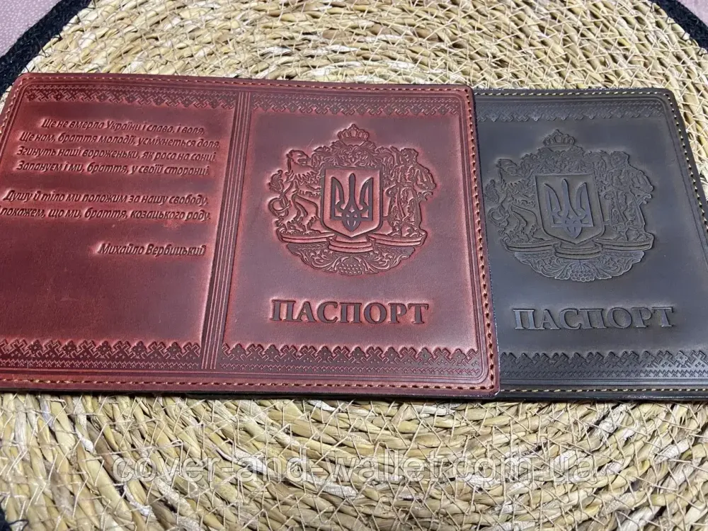 Патріотична шкіряна обкладинка на паспорт України бордового кольору ST Leather Київ - фото 3