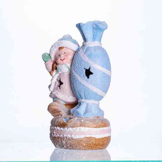 Новогодняя декоративная фигурка с подсветкой 12×9×20.5 см Новогодний декор Ребёнок с конфетой из фарфора CR-6-12 Киев