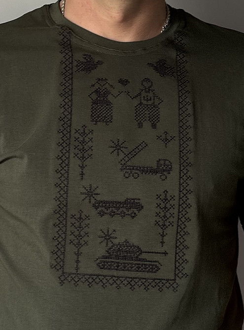 Вышитая черными нитками вышиванка футболка в цвете хаки Киев - изображение 2
