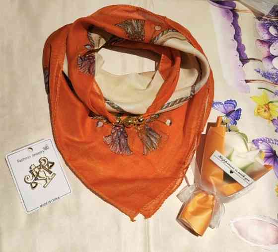 Набір подарунковий: шарф з магнітною застібкою, мило-букет і брошка знак зодіаку в подарунковій коробці Помаранчевий Сміла