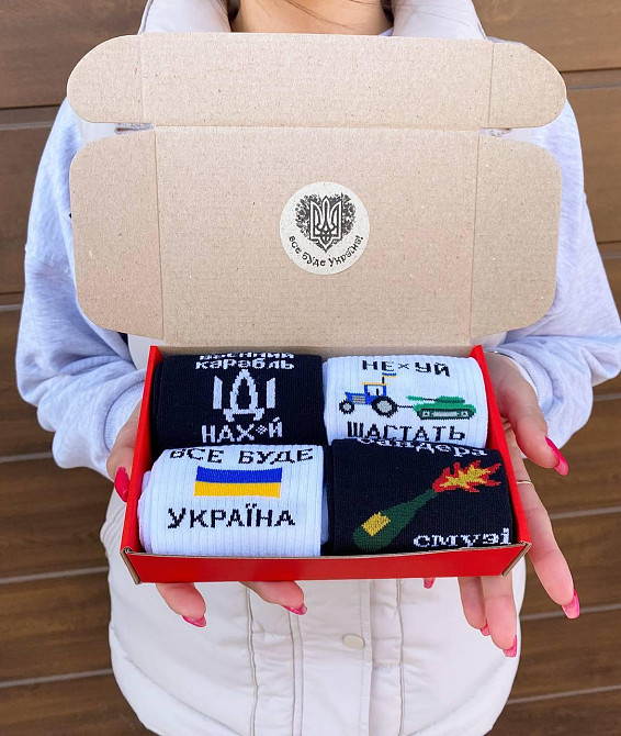 Набір Чоловічих Шкарпеток патріотичних у Подарунковій Коробці 4 пари Білі та Чорні з написами Одеса - фото 5