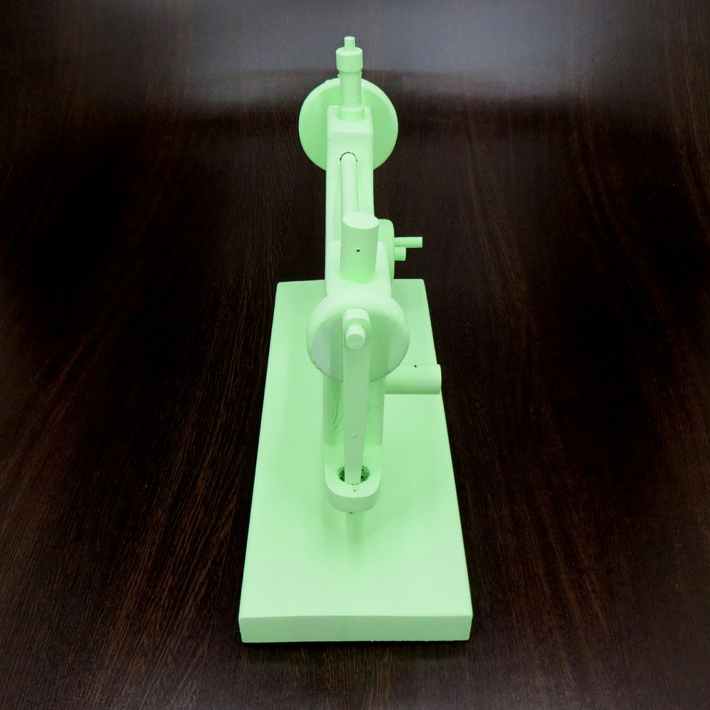 Игрушечная швейная машинка 