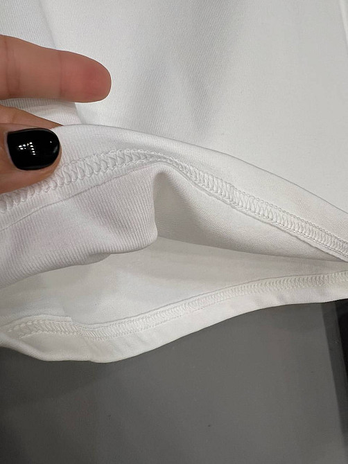 Майка женская A-N 25001 с широкими бретелями и металлическим значком буквы, белый, one size Киев - изображение 13