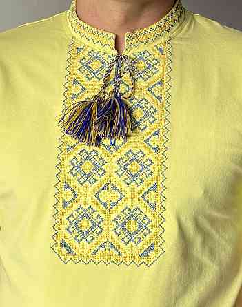 Мужская футболка вышиванка светло-желтого цвета в патриотических цветах Киев