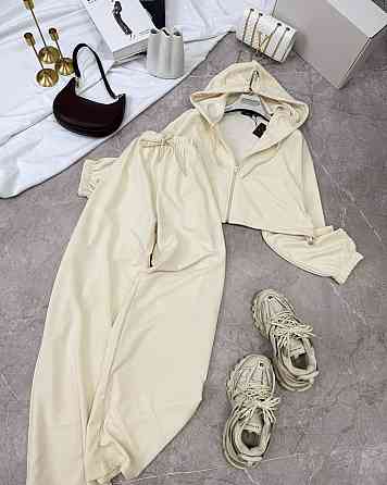 Женский практичный костюм с укороченной кофтой с капюшоном на молнии и свободных брюк палаццо двунитка Кремовый Одесса