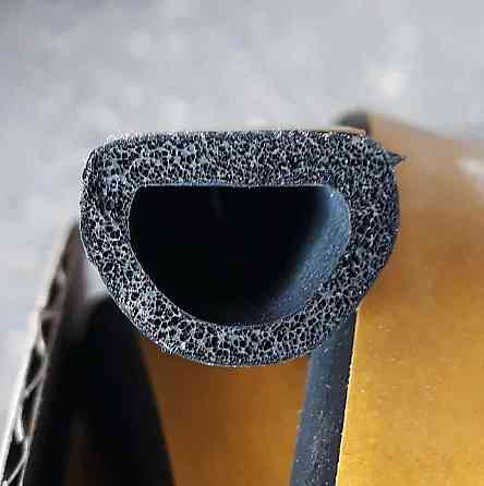 Самоклеючий гумовий ущільнювач профіль D 21х15 (50м) чорний,одинарний Павлоград