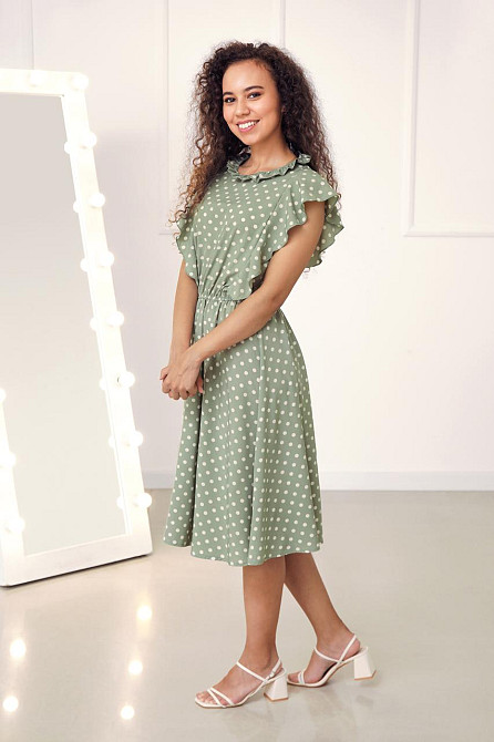 Платье в горошек с воланами 