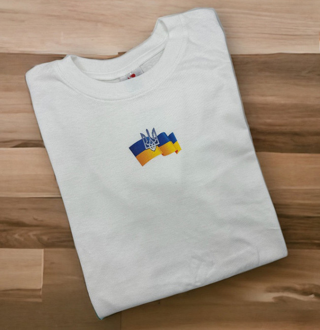 Белая футболка с маленьким флагом и трезубцем Белый, S Городище - изображение 1