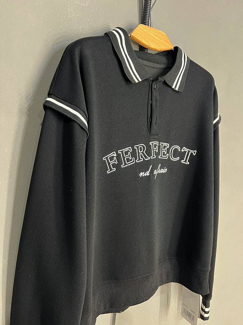 Свитшот женский A-N 25067 поло с воротничком пуговицы оверсайз с надписью вышивкой PERFECT one size, черный, one size Киев - изображение 7