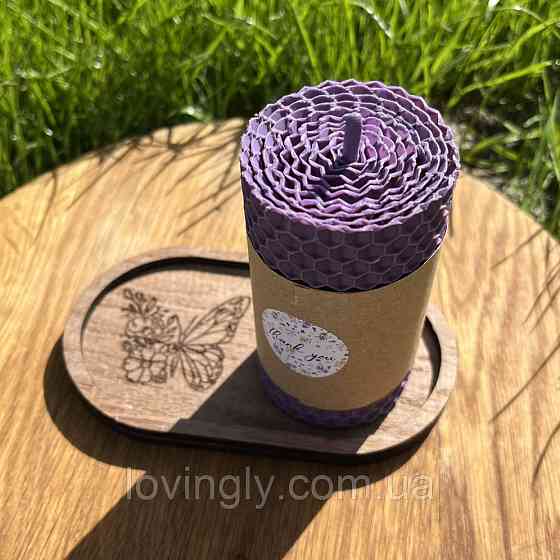 Свеча из вощины лавандового цвета на деревянной подставке. Ирпень