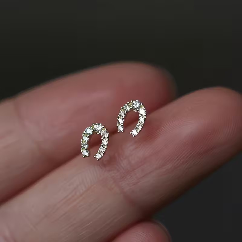 Серьги-подковы с белыми цирконами – миниатюрные золотистые Киев - изображение 3