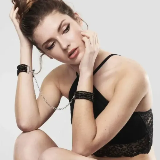 Браслети-наручники PLASIR Nacre чорні перли Bijoux Indiscrets Sex Aura Київ