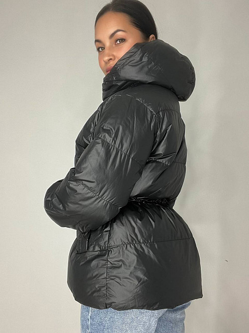 Куртка жіноча Fashion 2401 глянцева подовжена з капюшоном пояс шнурок чорна, чорний, L Київ - фото 14