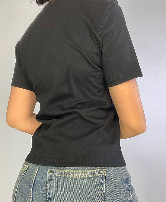 Футболка жіноча A-N 25197 вишивка літера F однотонна базова середня довжина one size, чорний, one size Київ - фото 17