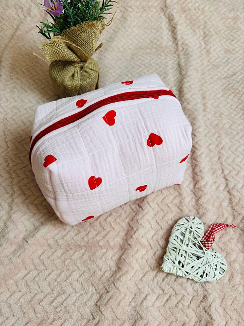 Подарочный бокс Женская муслиновая пижама (рубашка + штаны) мужские шорты-трусы, косметичка и резинка в подарок в красные сердечки 40, 56 Каменец-Подольский - изображение 2