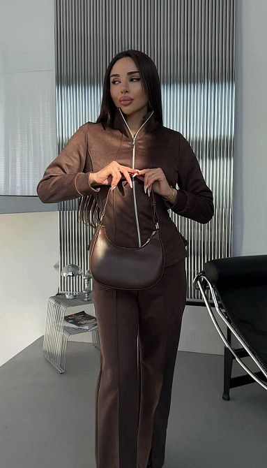 Женский стильный костюм двойка: жакет и штаны с разрезами замш на дайвинге Шоколадный, 46/48 Одесса - изображение 3