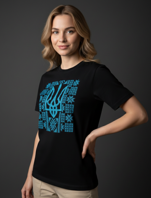 Жіноча Патріотична жіноча футболка чорного кольору з синім Тризубом Київ - фото 2