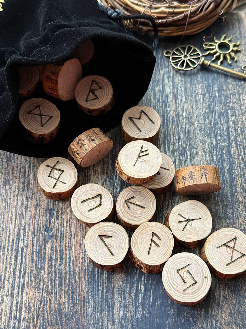 Скандинавские руны из ясеня ручной работы 