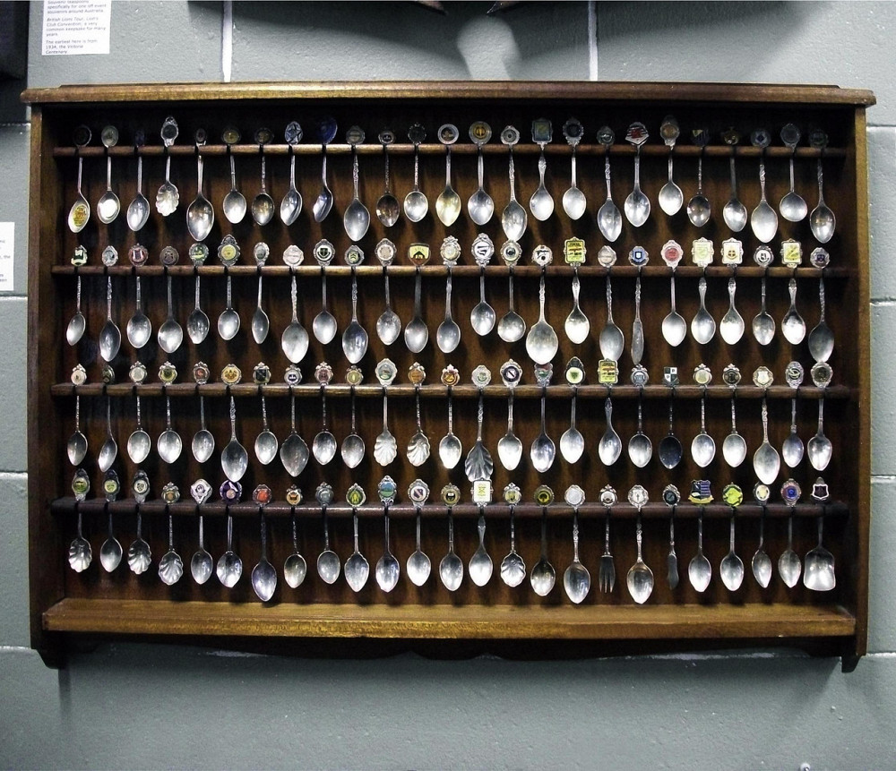 Полка для коллекции ложек 