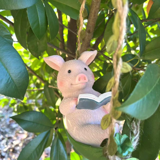 Підвісна садова фігурка Порося з книгою 15 х 8 см Полістоун Для саду та балкону Одеса