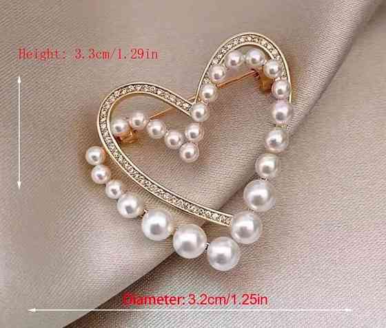 Стильна брошка у формі серця з перлами та кристалами – золота прикраса Київ