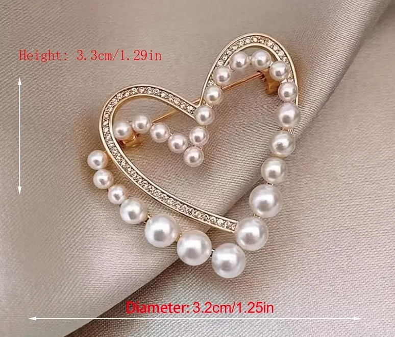 Стильна брошка у формі серця з перлами та кристалами – золота прикраса Київ - фото 3