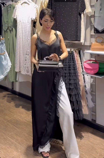 Жіноча ефектна сукня на бретелях із глибоким вирізом на ніжці італійський шовк Чорний, 48/52 Одеса - фото 7