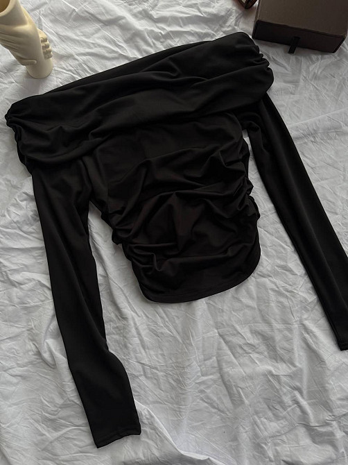 Женский лонгслив с открытыми плечами и изящной драпировкой вдоль плеч и боков турецкий микродайвинг Одесса - изображение 10