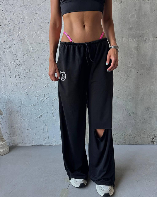 Женские оверсайз джоггеры с акцентным разрезом на колене двухнитка Черный Одесса - изображение 1