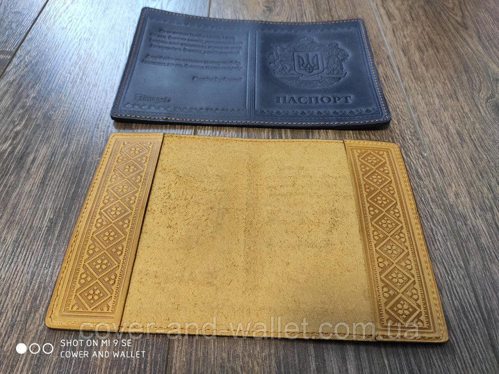 Патріотична обкладинка на паспорт України жовтого кольору ST Leather Київ - фото 4