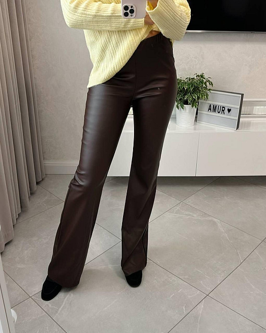 Женские базовые утепленные брюки из эко кожи на флисе Шоколадный, 46/48 Одесса - изображение 1