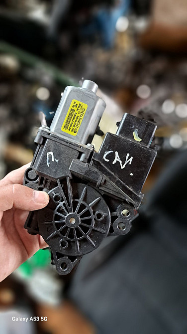 Передній моторчик склопідіймача на Hyundai Santa Fe 2014-2018 Київ - фото 1