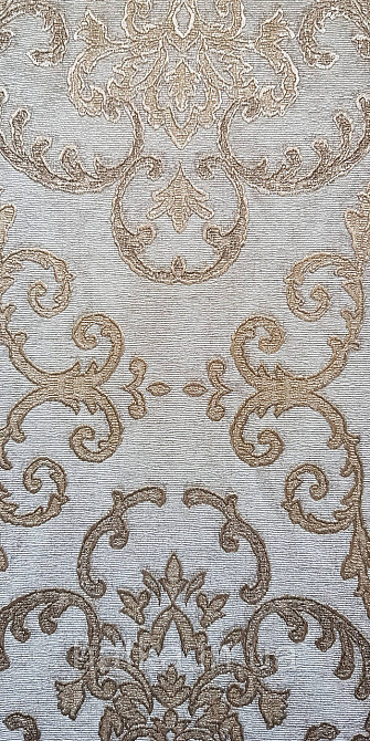 Шпалери вінілові на флізеліні AdaWall Seyyah 1.06х10 завитки вензеля великі структурні золотисті на сіро-беж Київ - фото 3