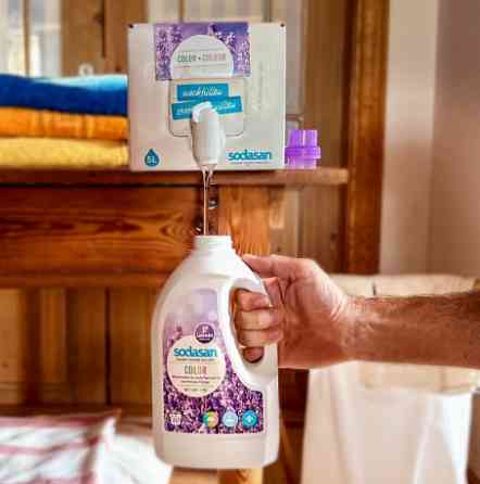 Органічний рідкий засіб Color Lavender для прання кольорових та чорних речей з пом'якшувачем води та кондиціонером SODASAN 1,5 л Вінниця