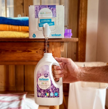 Органічний рідкий засіб Color Lavender для прання кольорових та чорних речей з пом'якшувачем води та кондиціонером SODASAN 1,5 л Вінниця - фото 3