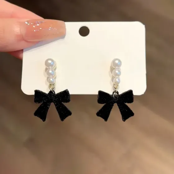 Серьги с бархатными бантиками и жемчугом – чёрные женские украшения Киев