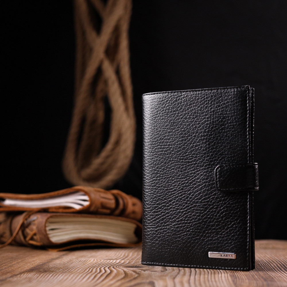 Вертикальное мужское портмоне с хлястиком из натуральной кожи KARYA 21195 Черный Киев - изображение 9