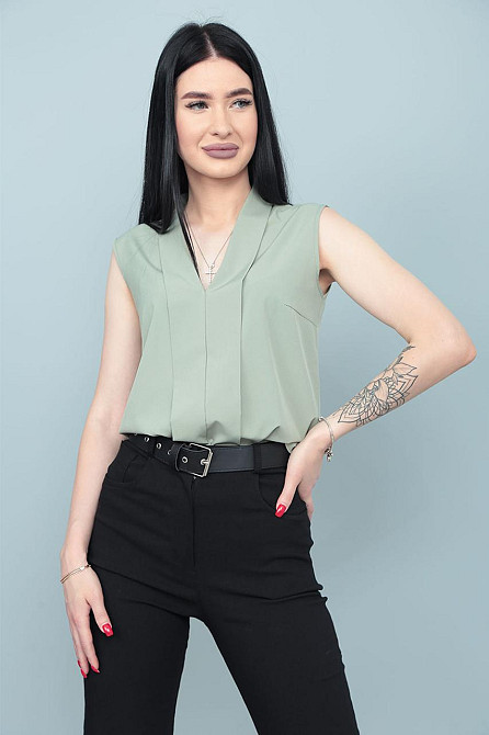 Летняя блузка без рукавов 