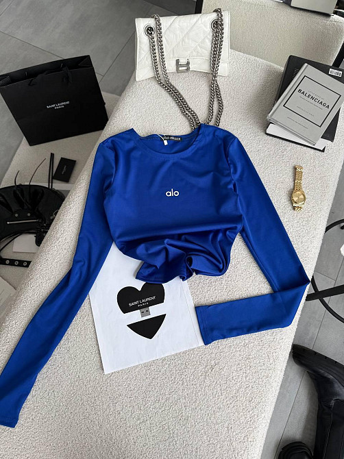 Стильный женский базовый лонгслив с надписью и вырезом под пальчик микродайвинг Электрик Одесса - изображение 4