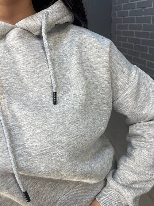 Костюм женский Quzen 478-480 короткое худи с капюшоном и брюки джоггеры на резинке флис серый, серый Одесса - изображение 4