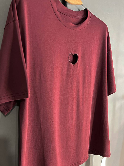 Футболка жіноча A-N 25037 оверсайз подовжена вільний крій виріз серце попереду one size, бордовий, o Одеса - фото 3