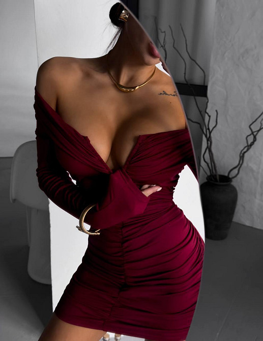 Женское привлекательное роскошное мини-платье с открытым декольте Вишневый 46/48 Одесса - изображение 4