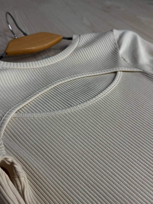 Лонгслів жіночий ITAKA 5370 гольф з акцентним вирізом на груді в рубчик, молочний, one size Київ - фото 16